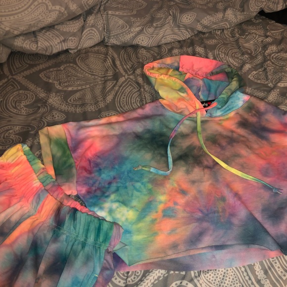 Absolutely It Tops - 2 piece set - Tie dye cropped, hooded sweatshirt tee & matching shorts - NWT - L